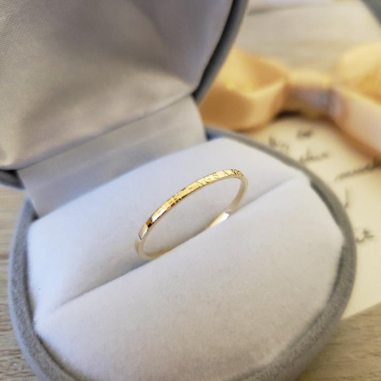Bague gravée à bande fine personnalisée en argent sterling 925